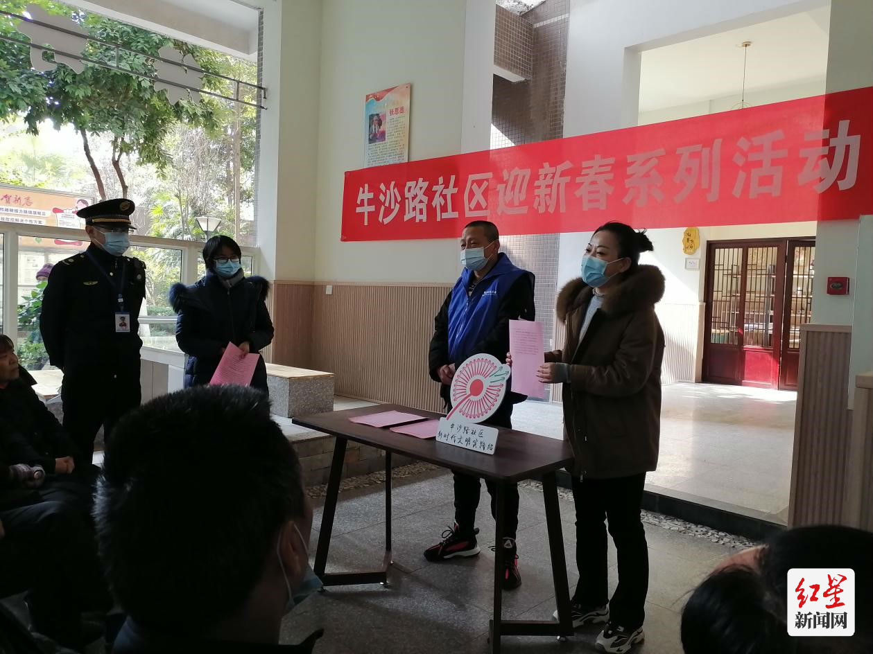 志愿者为居民进行宣讲