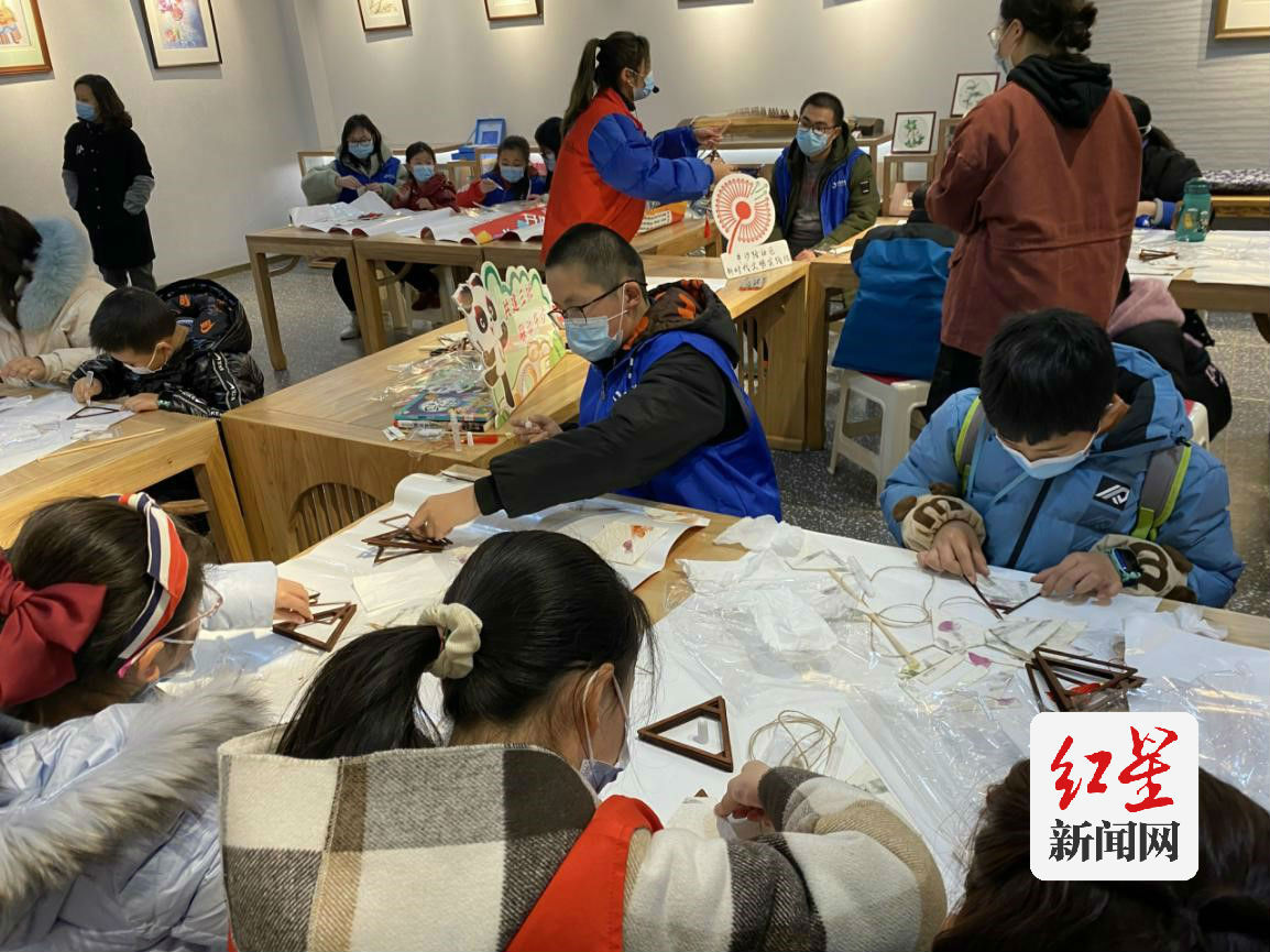 社区青少年做灯笼