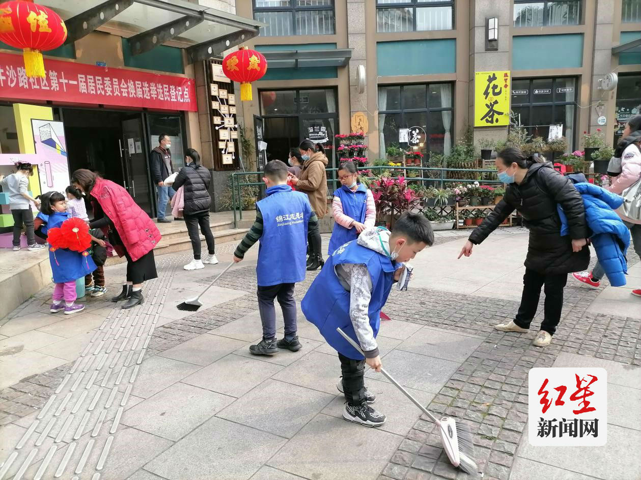 小志愿者们清洁社区
