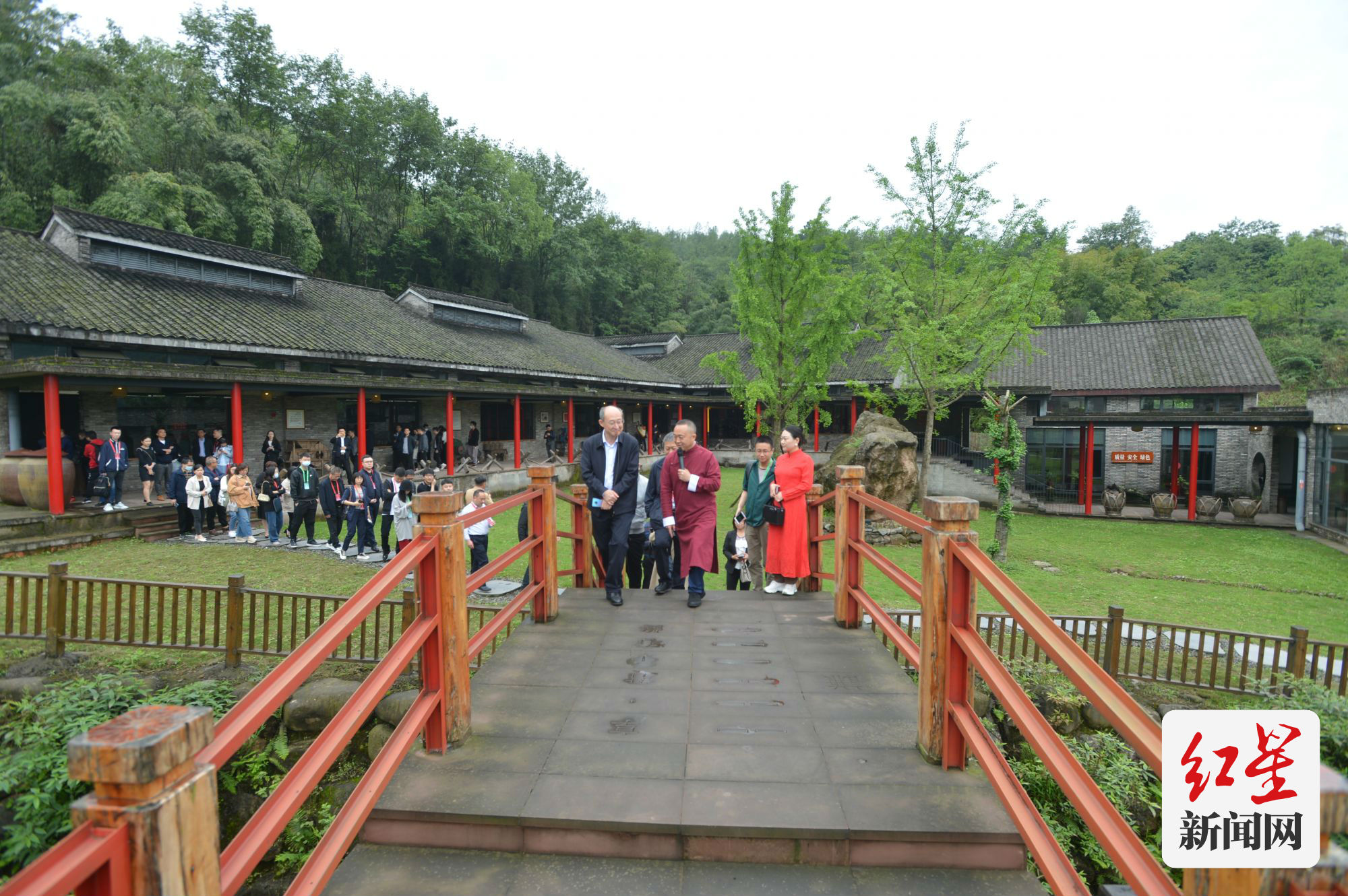 采风团第一站来到邛崃源窝子酒庄