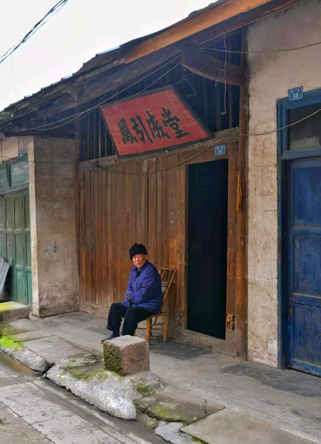 （和老街融为一体的老大爷）
