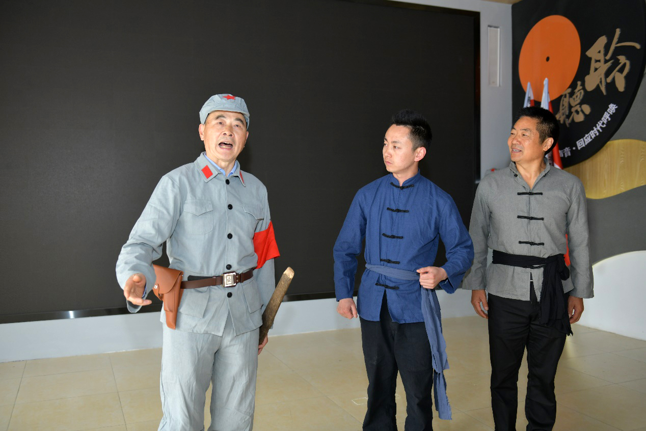 （排练中的舞台剧，图中正中间的小伙就是何雄）