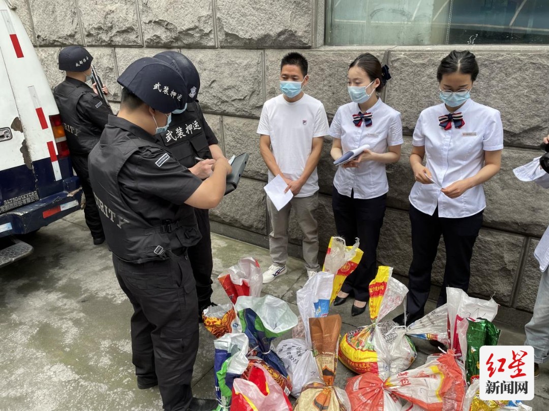 图片3 银行工作人员与押运员办理交接_re_watermarked
