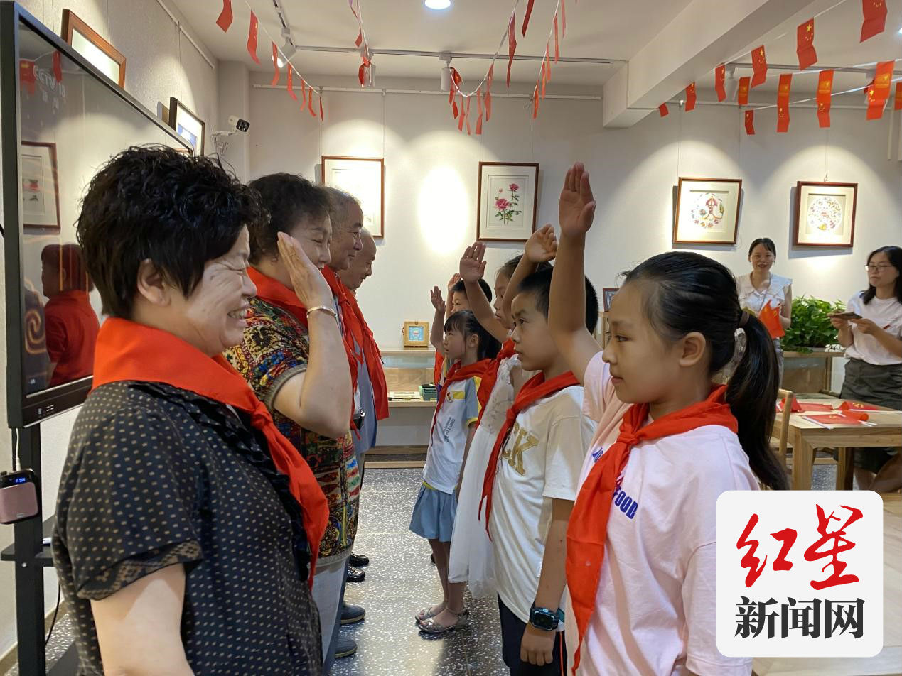 少先队员们向老党员敬队礼