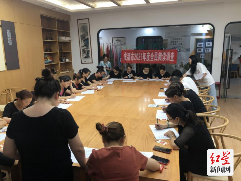 金牛区新桥社区居民正在填写调查问卷。潘弈姗 摄