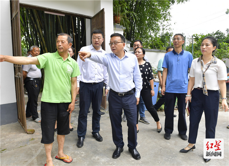 在铜鼓村，蒲发友详细了解地质灾害防治工作和应急避险等措施
