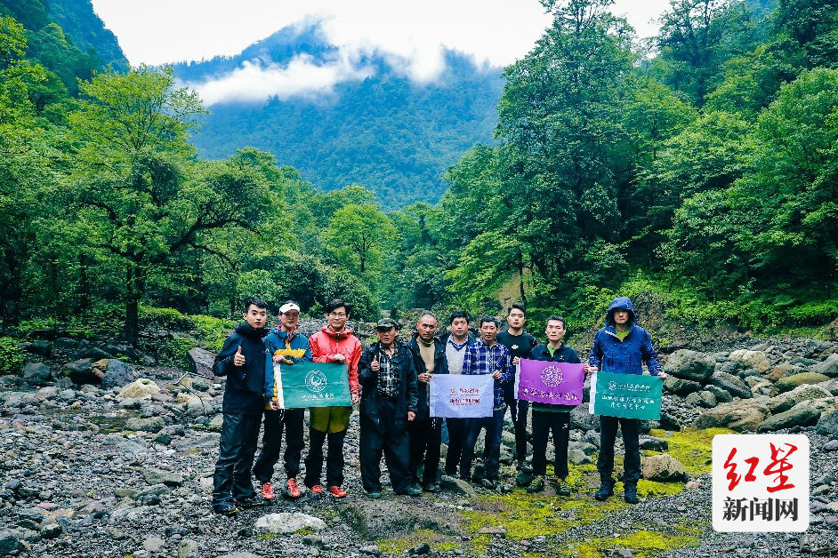 科考探险队与当地向导合影。