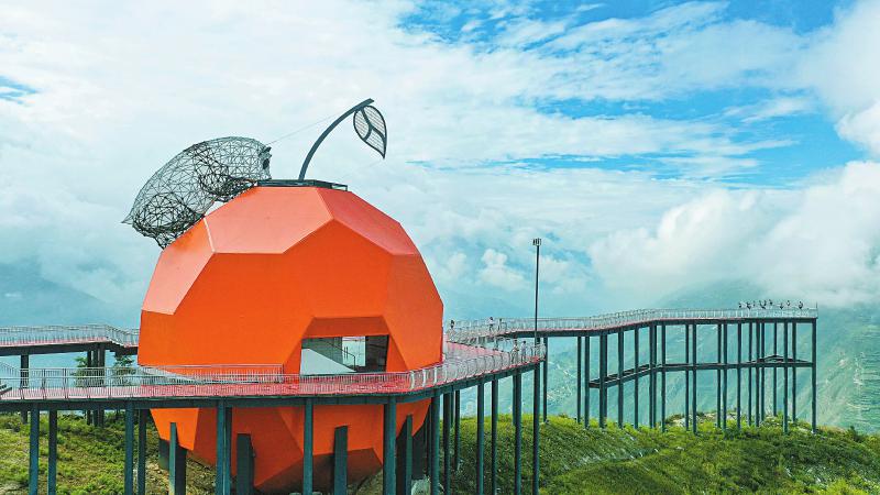 公共艺术促城市文化成长 大熊猫雕塑的“朋友圈”越做越大(图3) 汶川“花果山”观景台上,一只镂空的大熊猫正“趴”在橘色的大樱桃上眺望远方。