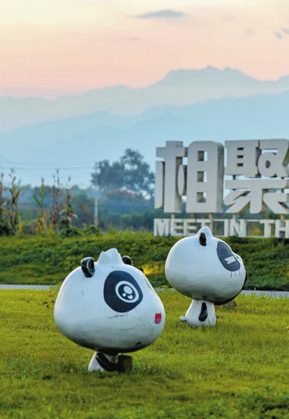 公共艺术促城市文化成长 大熊猫雕塑的“朋友圈”越做越大(图5) 卡通熊猫们站在成都崇州市白头镇的花园中。