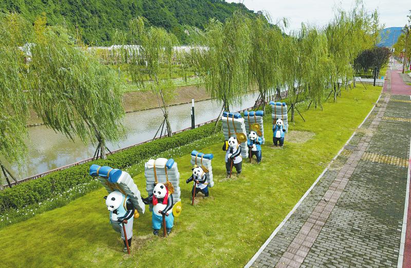 公共艺术促城市文化成长 大熊猫雕塑的“朋友圈”越做越大(图9) 大熊猫“背夫”们在雅安市滨江文化绿廊上延续着茶马古道的传奇。