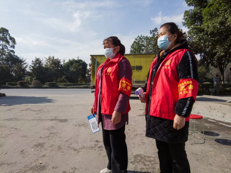 怀远镇志愿者村口值守，严防输入_