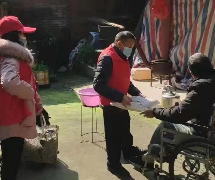 贾渔为重度残疾人朋友送去了大米等生活物资。_