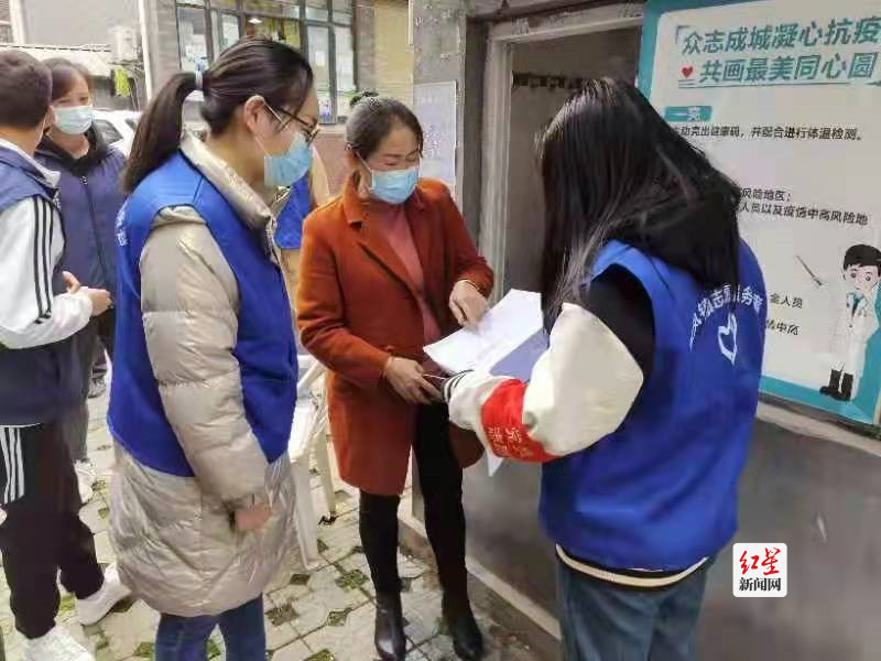 青年志愿者进村（社区）进行人员排查、防疫政策宣传_副本