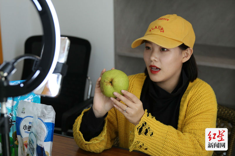 图四：卜嘉豪和同事通过直播带货的方式，帮助当地果农销售苹果梨。沈晓凯｜摄