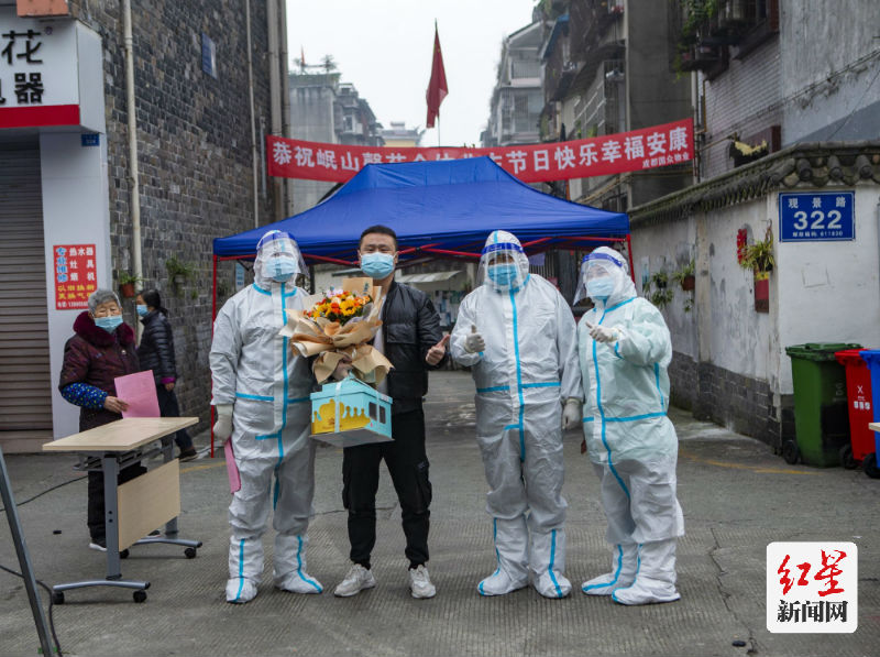 岷山馨苑业主魏巍过生日    摄影：何勃