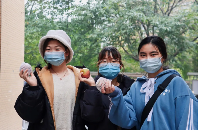 别人家的学校！这所大学免费给全校师生送“苹”安(图3)