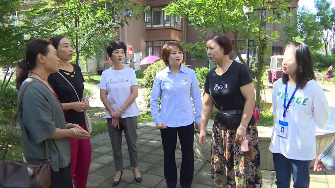 热心嬢嬢刘桂华帮忙整治社区安全隐患，改善小区生活环境