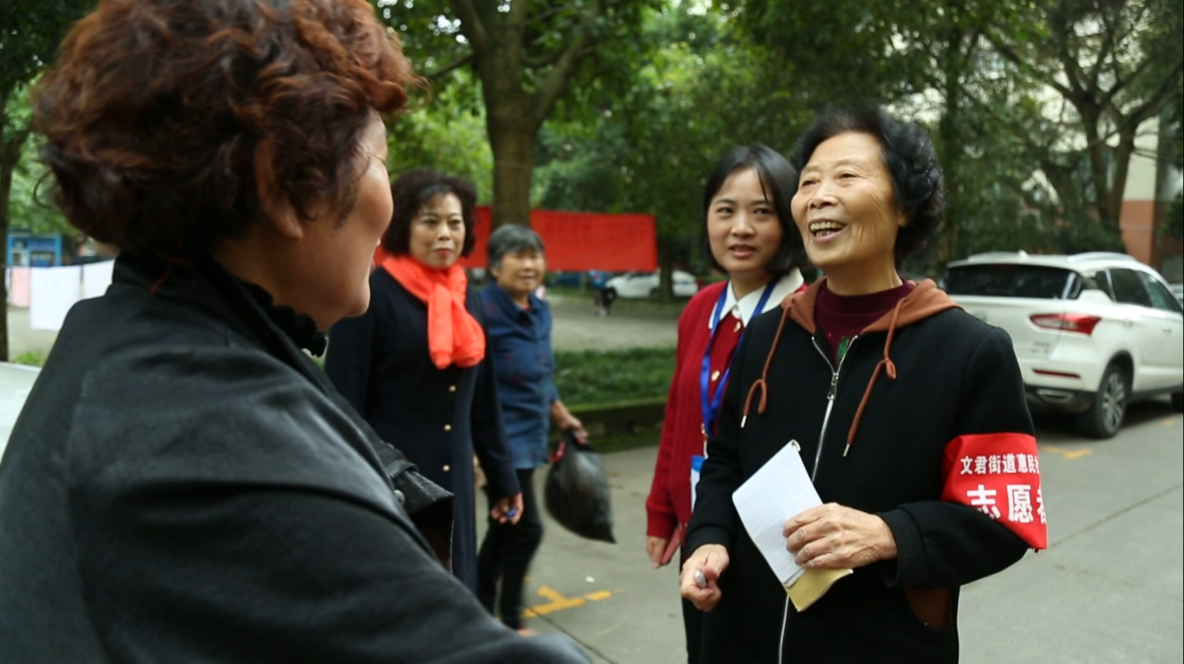 热心嬢嬢翁绍琼帮助解决社区老年人看病难等社区治理事务