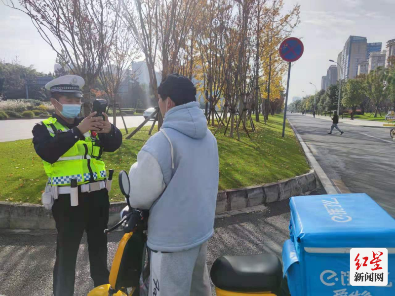 李洪，UU跑腿骑手，未佩戴安全头盔，所属配送站点：青羊区太升南路配送站。