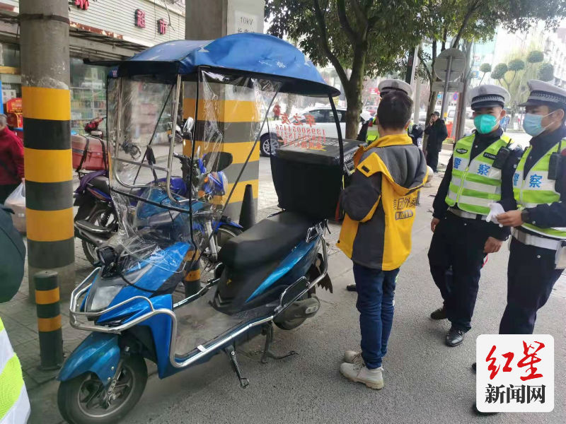 杨某，美团骑手，未佩戴安全头盔，车辆加装雨棚，所属配送站点：温江区美团泰便利配送站。_副本