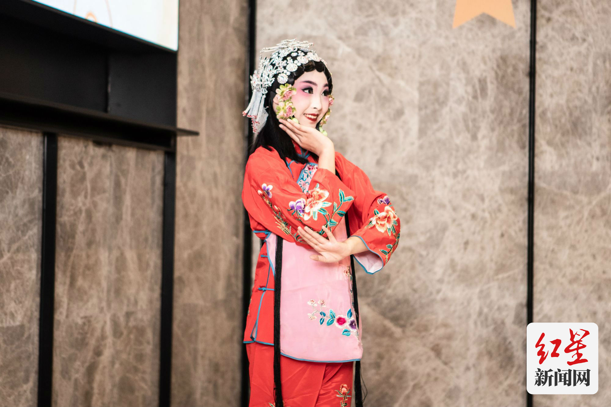 李林儒开场表演川剧唱段《拾玉镯》