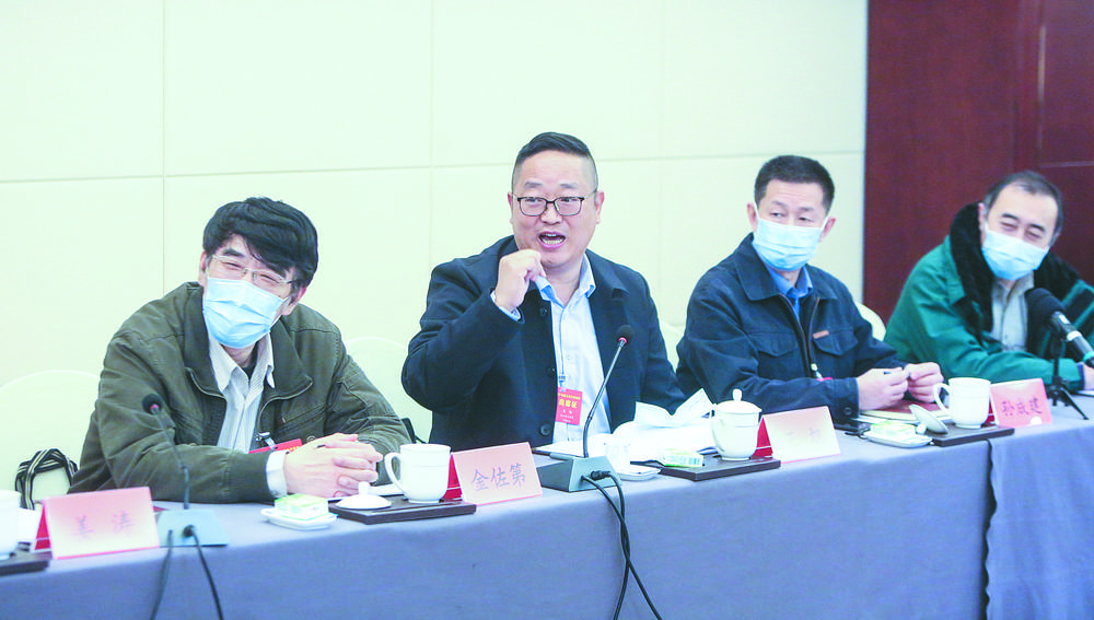 ▲王旭代表建议大力优化成渝地区双城经济圈产业布局