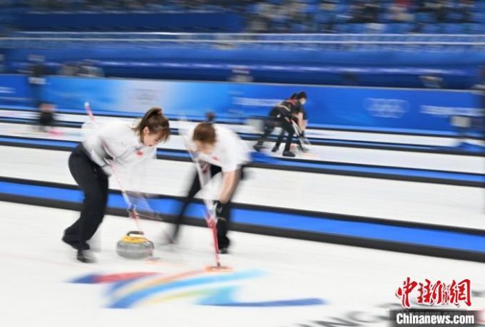 图为2月16日，中国队选手在“冰立方”比赛中。　<a target='_blank' href='/'>中新社</a>记者 李骏 摄
