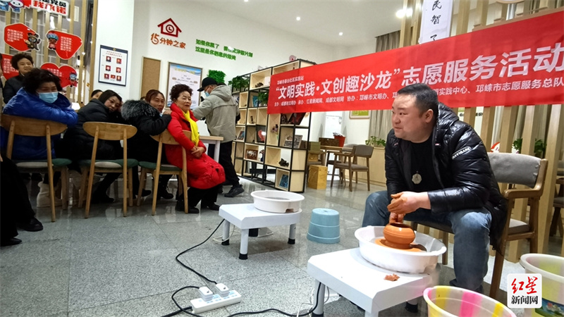 图4：何丹老师现场示范邛陶制作