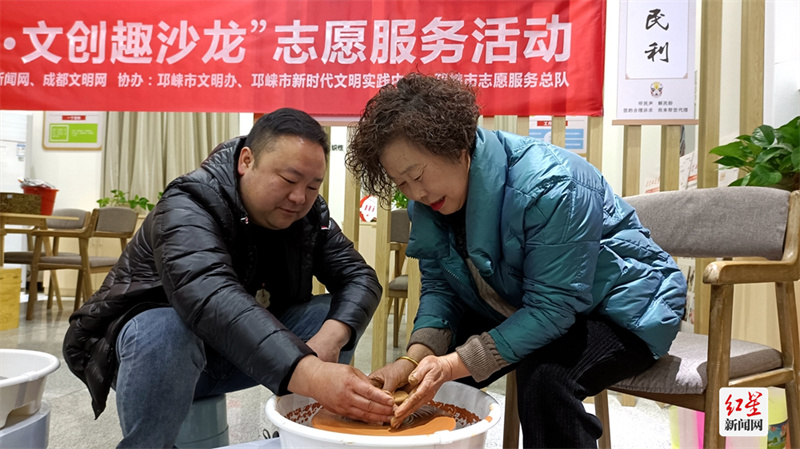 图5-2：社区居民现场体验邛陶制作