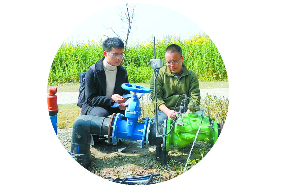 ▲负责水肥一体化灌溉设施的技术人员正在调试系统