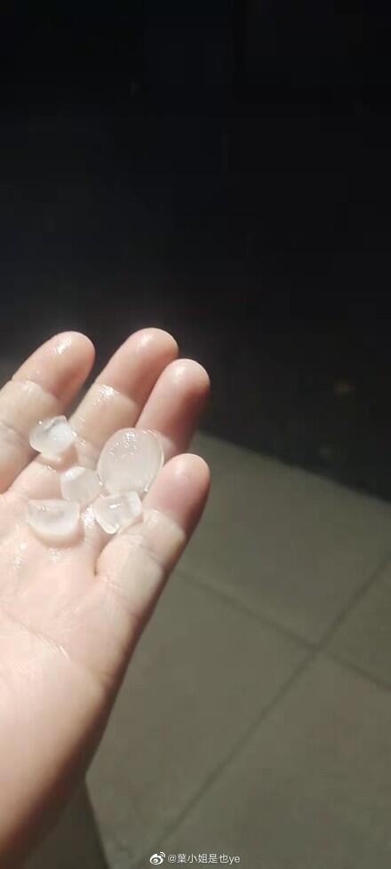 网友拍摄的蒲江冰雹图片