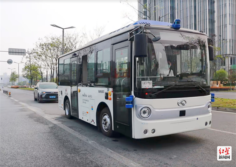 无人公交车在新川创新科技园智能化改造的开放道路上开启自动驾驶测试