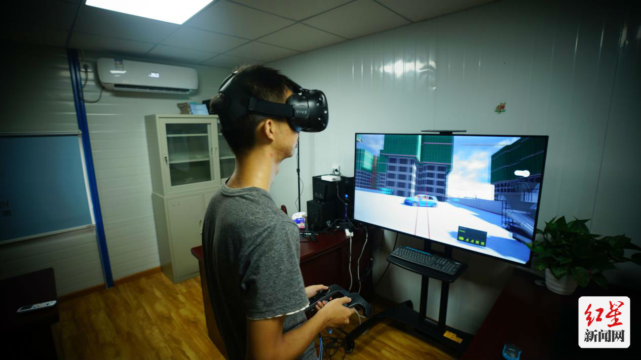工作人员操作“BIM5D 智慧工地”系统