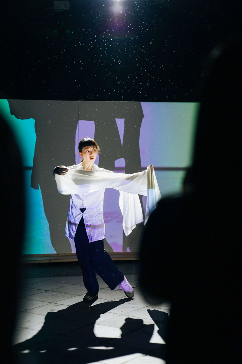 展览开幕现场艺术家表演  李光鑫摄