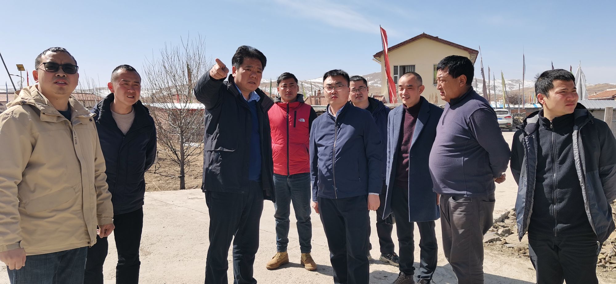 阿坝州乡村振兴局局长彭开剑在若尔盖县巴西镇班佑村调研“三家园”建设