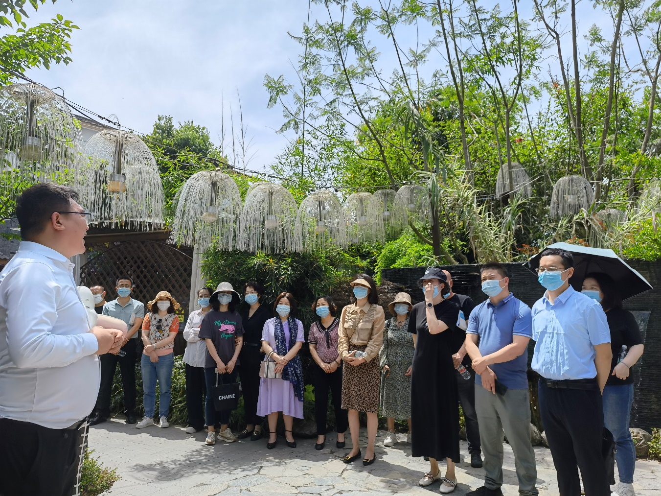 图为：第二期乡村振兴“学习大巴车”学员在崇州市五星村现场参观