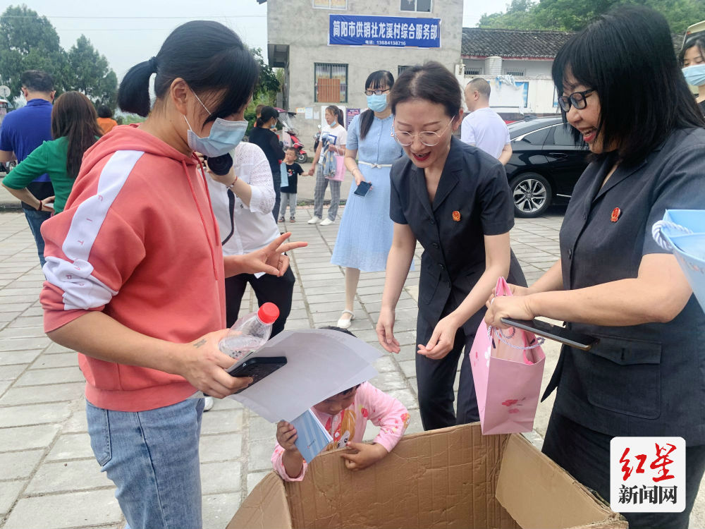 为孩子们送上儿童节礼物