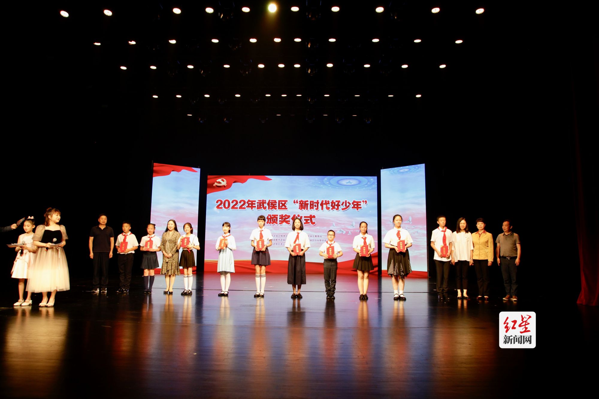 现场为武侯区新时代好少年颁奖_副本