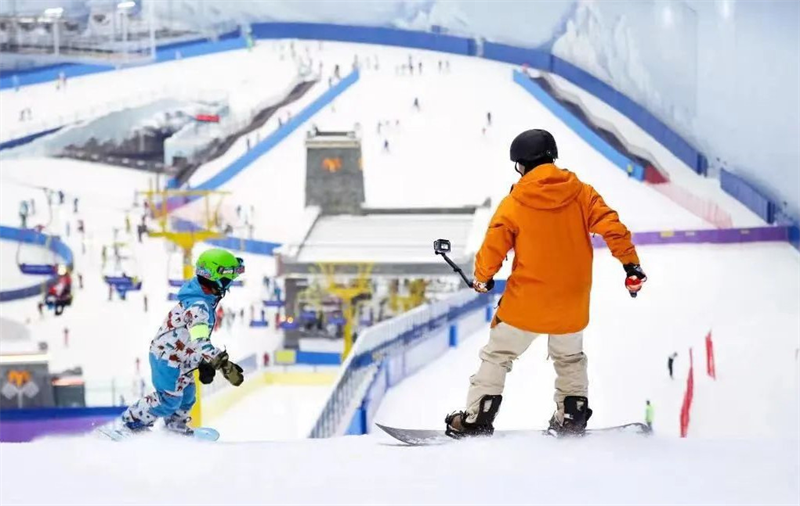成都热雪奇迹滑雪场内激情畅滑的游客 供图 都江堰市委宣传部