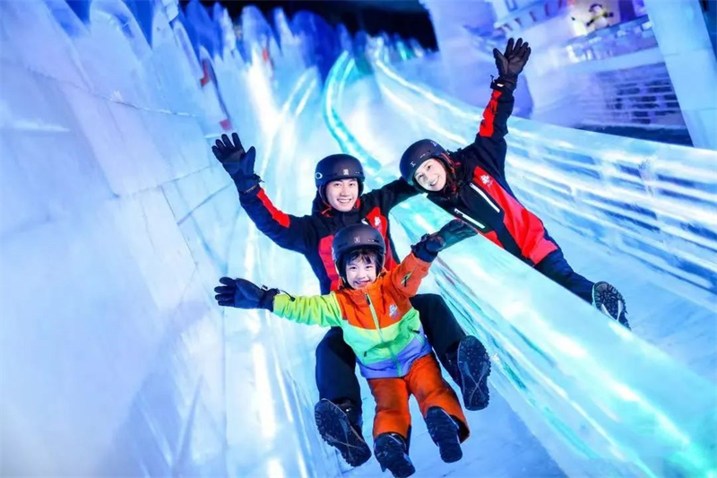 成都热雪奇迹滑雪场内激情畅滑的游客 供图1 都江堰市委宣传部