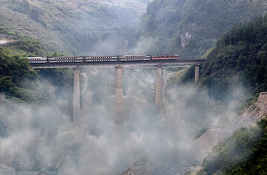 2009年9月16日的成渝铁路上开行双层旅客列车