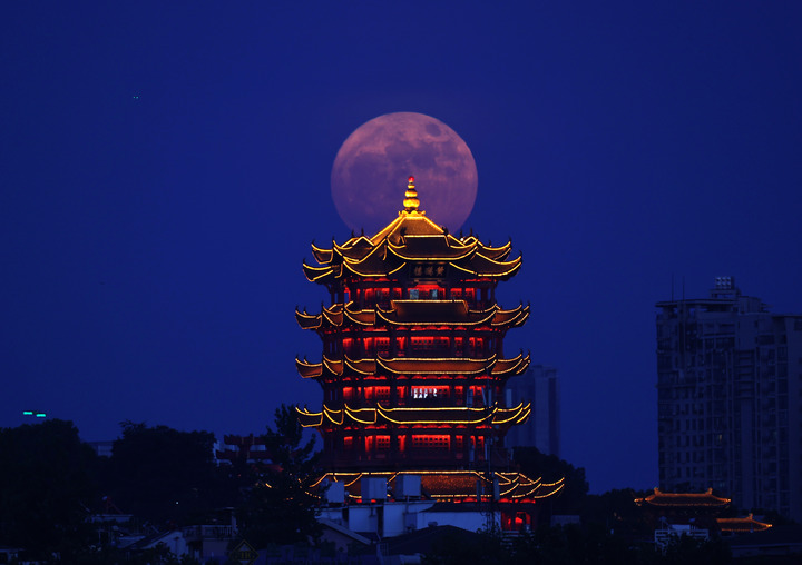 7月13日，在武汉黄鹤楼附近拍摄的“超级月亮”。新华社发（周国强 摄）