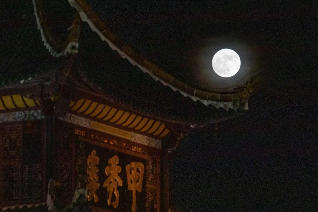 7月13日，一轮“超级月亮”现身贵阳市地标性建筑甲秀楼上空。新华社记者 欧东衢 摄