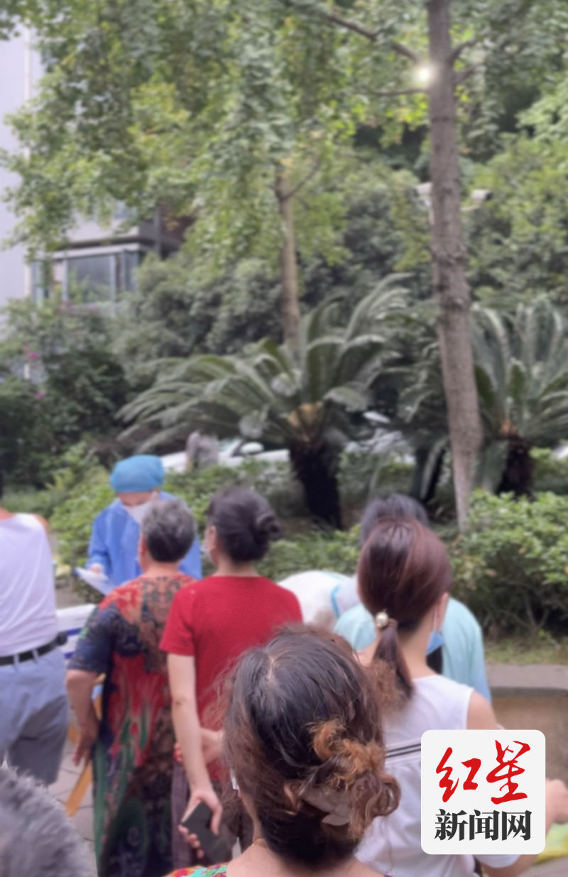 廖梦娜（蓝色防护服）正在进行信息登记