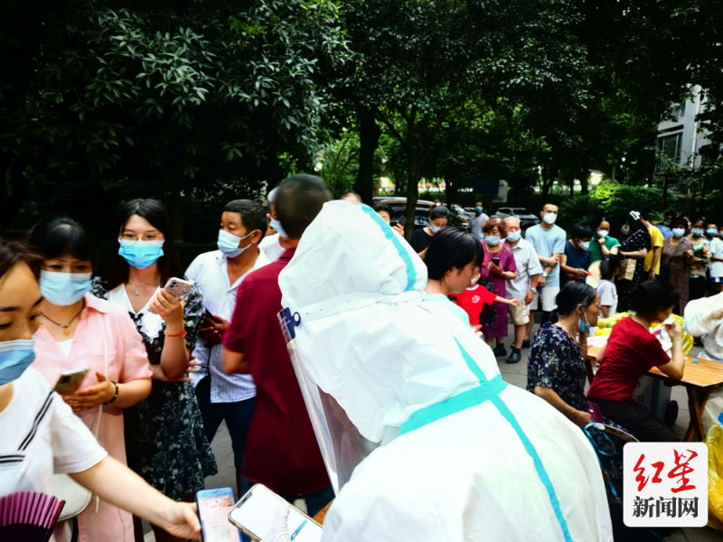 小区居民有序进行核酸采集