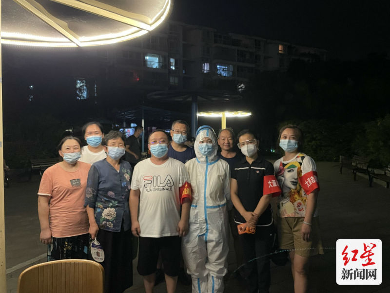 廖梦娜小区部分志愿者合影