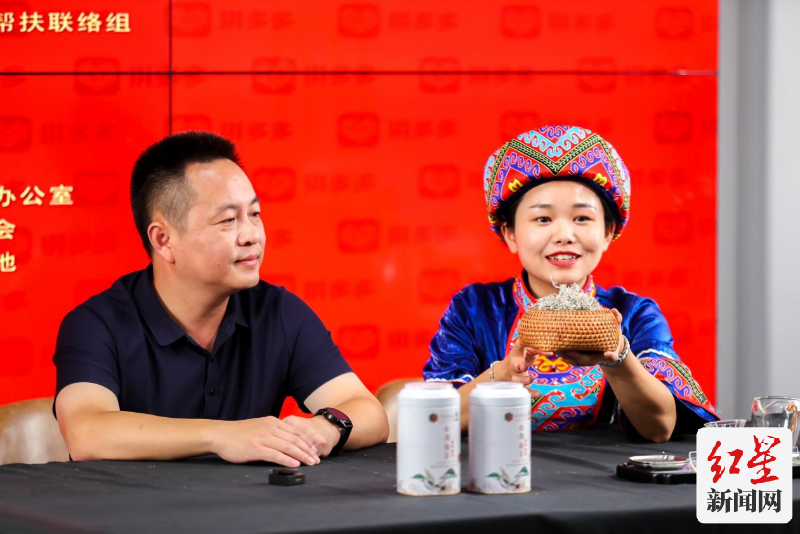 恩施来凤县副县长杨锚推介当地特产——来凤藤茶。 摄影 和际