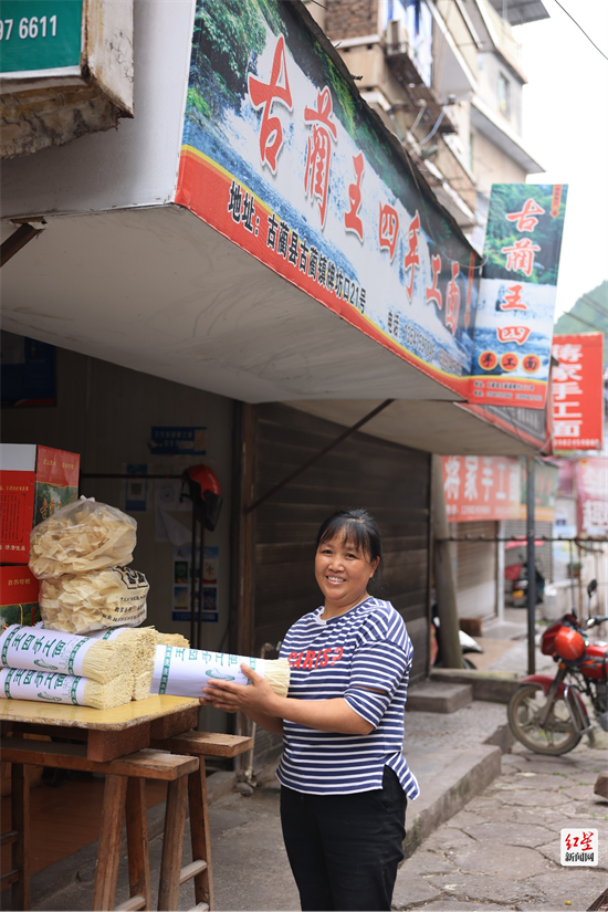 古蔺县的面条一条街，随处可见销售手工面的门店。燕伟民 摄