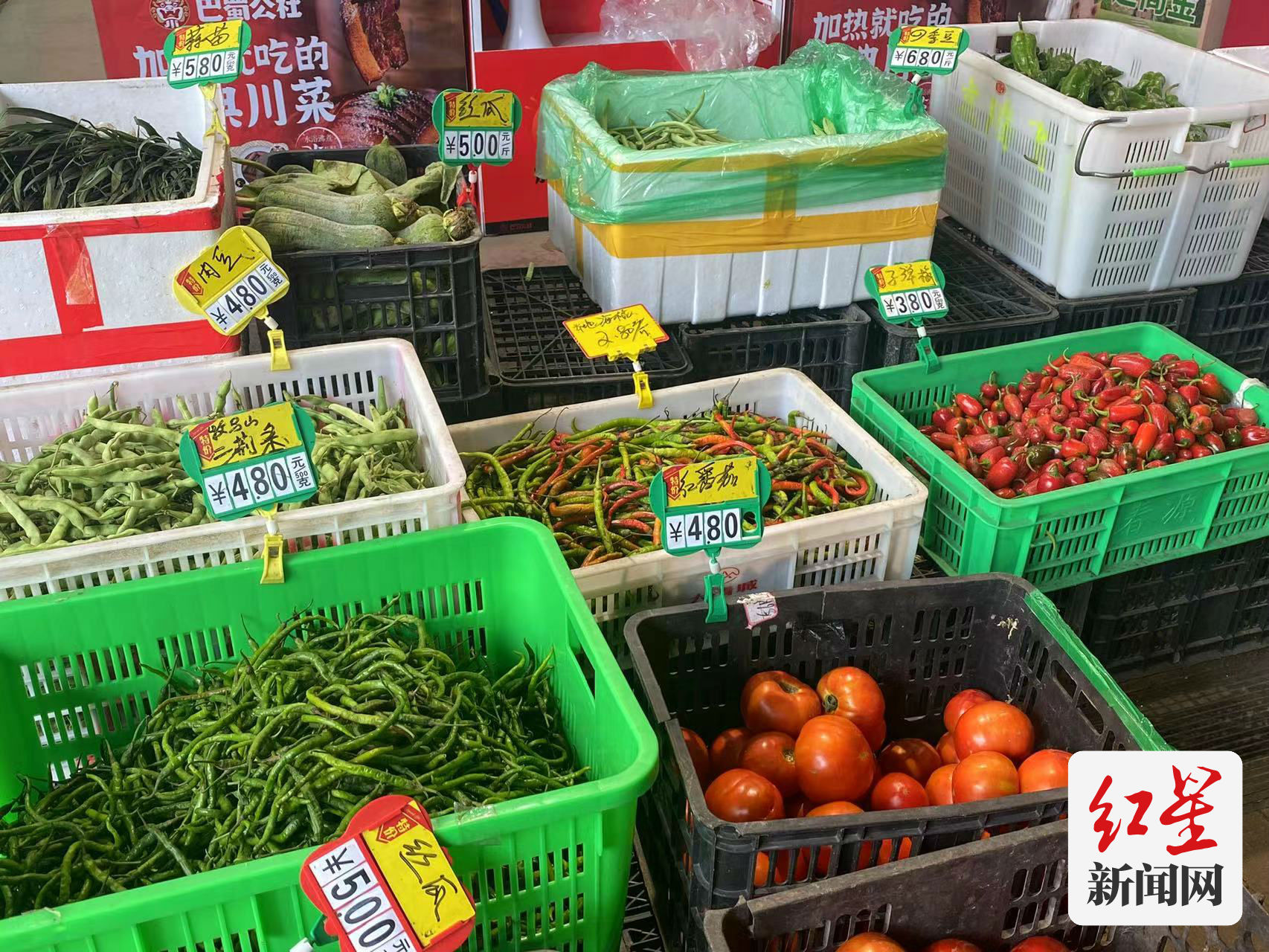 虽已临近中午，生鲜菜市菜品丰富