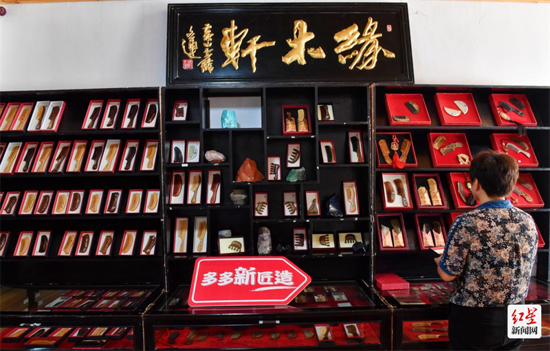 ▲润发梳业的展示柜里，各式木梳琳琅满目。 韦韬 摄